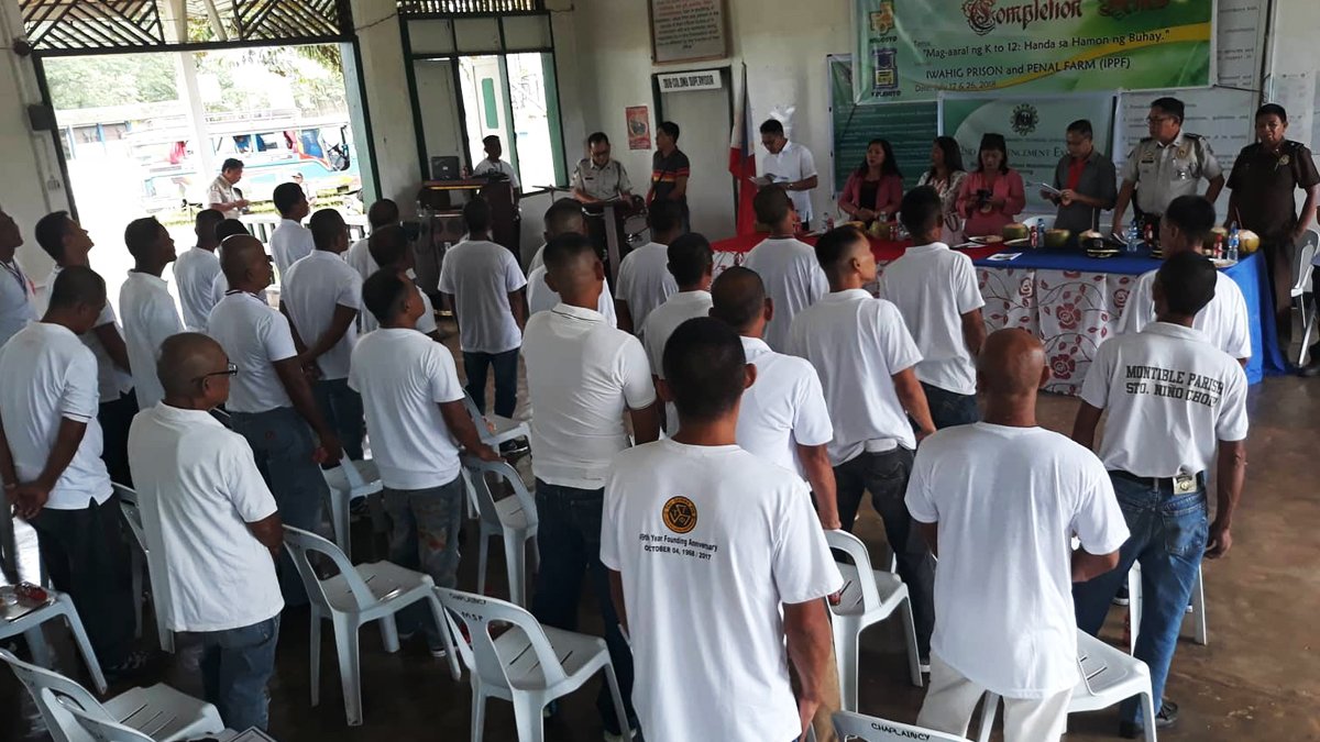 Mga mag-aaral sa loob ng rehas nagtapos ng pag-aaral