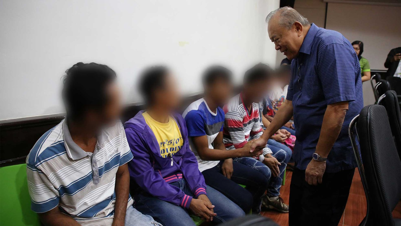 Pitong dating rebelde tumanggap ng tulong-pinansyal mula sa pamahalaan