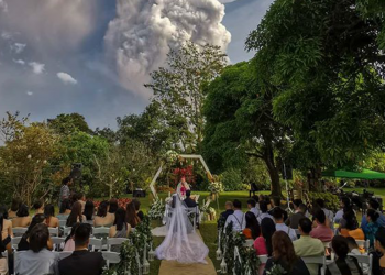 Couple, nagpakasal na backdrop ang nag-aalburutong Taal Volcano