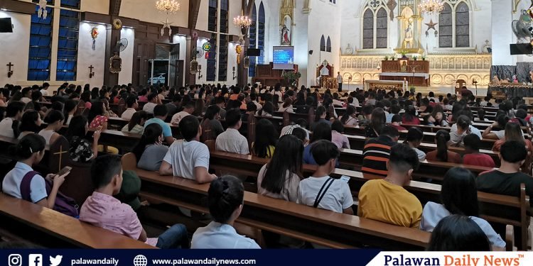 Catholic Church to temporarily practice ‘communion in the hand,’ no holding hands during ‘Our Father’