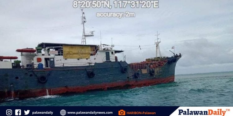 Isang commercial fishing vessel, sumadsad sa bahagi ng Ursula Island Game Refuge and Bird Sanctuary