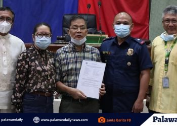 Dating opisyal ng PNP na tubong Narra binigyang parangal ng Sangguniang Panlalawigan