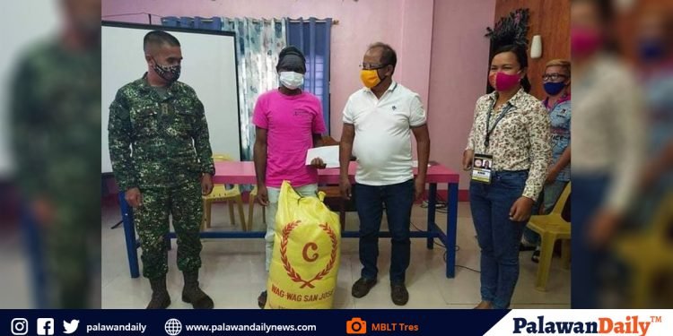 Sumukong NPA, iprinisenta sa publiko ng MTF-ELCAC-Roxas