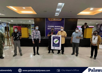 City Government awards safety seal to business establishments