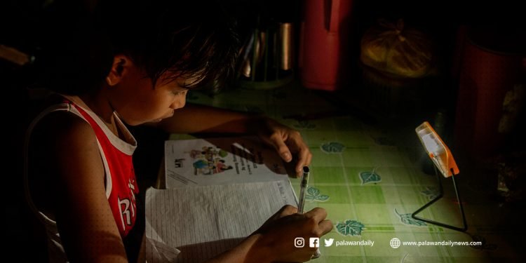 600 families in El Nido receive solar-powered lamps