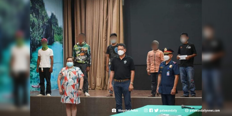 8 former rebels in Palawan receive P25, 000 financial aid each from the government