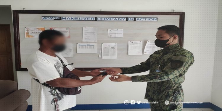 Dating miyembro ng CTG, sumuko bitbit ang baril sa MIMAROPA Police