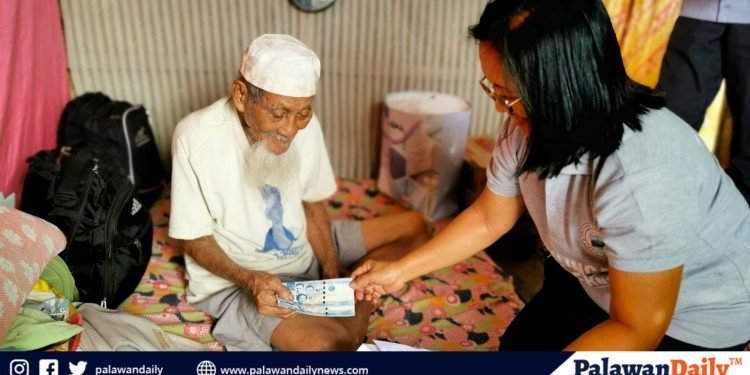 Darus Ibrahim, the oldest citizen in Palawan, recently celebrated his 115th birthday with an additional cash gift of P2,000 from the Palawan government.