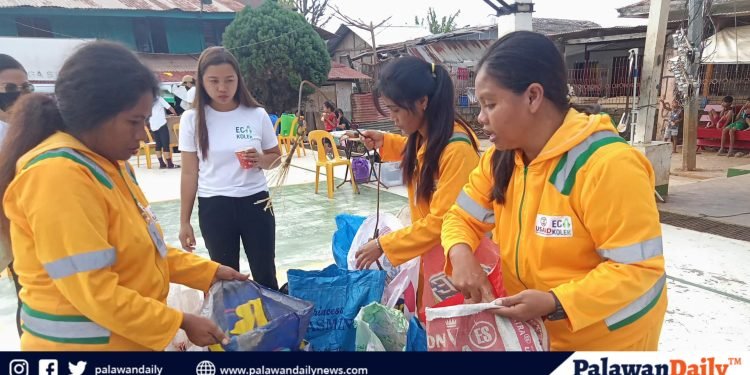 In the city of Puerto Princesa in Palawan, Philippines, women waste pickers take the lead in addressing marine plastic pollution. Thanks to the private sector-led Project Eco-Kolek.