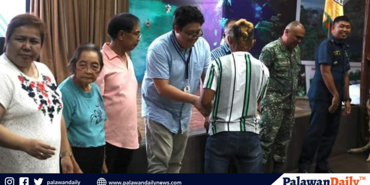 Mga dating rebelde, pinagkalooban ng cash assistance