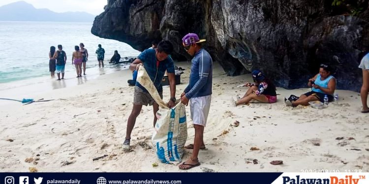 Boat crew embodies eco-conscious tourism with impromptu coastal cleanup on Zimisu Island, El Nido