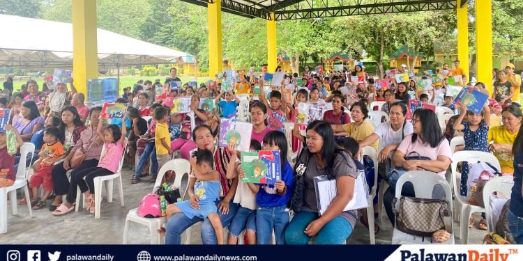 200 na mag-aaral mula sa Sofronio Española, nakatanggap ng learner’s kit mula sa PALECO