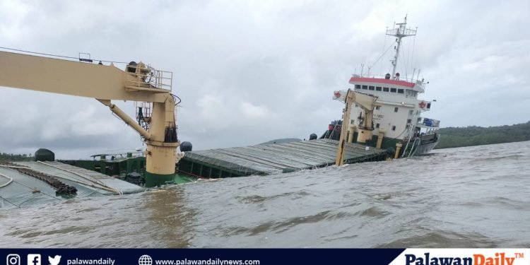 17 Vietnamese nationals, nailigtas ng PCG at PNP Maritime Group matapos mabahura ang sinasakyang barko sa Bataraza