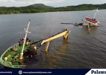 Oil spill boom, inilatag sa paligid ng barkong nabahura sa Balabac, Palawan