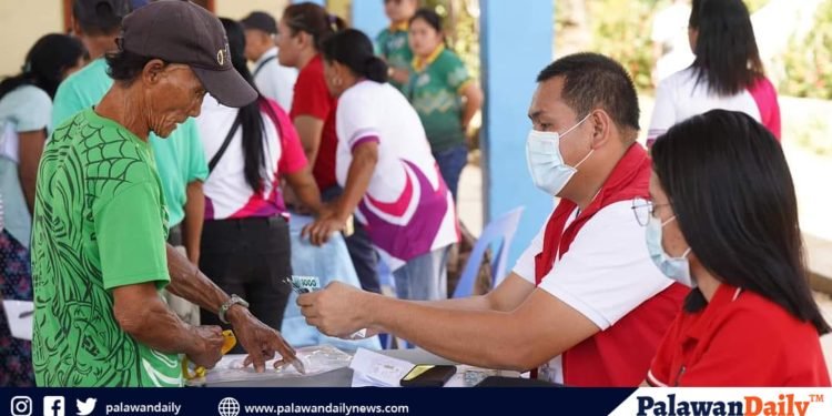 Provincial government joins DSWD in social pension distribution from Dumaran seniors