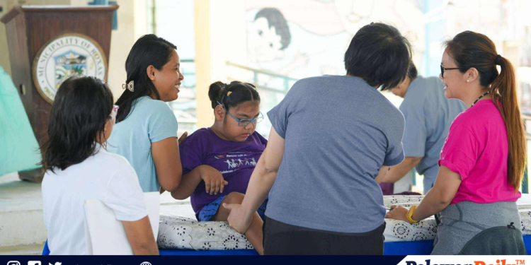 32 benepisyaryo, nabiyayaan ng libreng saklay at wheelchair sa ilalim ng Proyektong ‘Gulong ng Pag-asa project’ sa Roxas