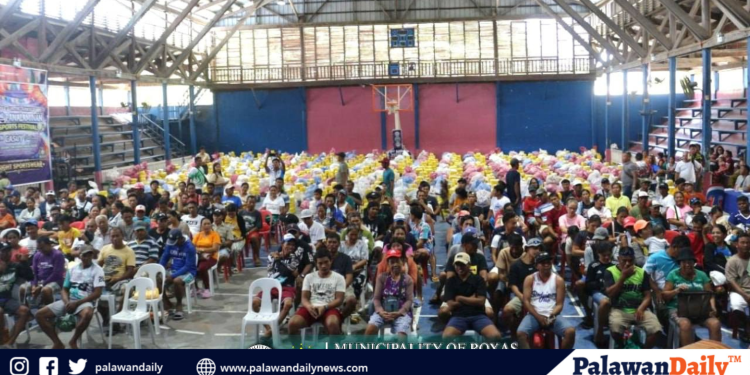 BFAR distributes seaweed farm inputs to 200 fisherfolk in Roxas town