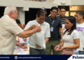 Pangulong Marcos, pinangunahan ang pamamahagi ng bigas at pinansyal na tulong sa mga pamilya at barangay sa Puerto Princesa