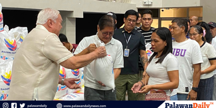 Pangulong Marcos, pinangunahan ang pamamahagi ng bigas at pinansyal na tulong sa mga pamilya at barangay sa Puerto Princesa